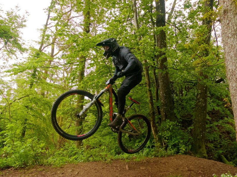 Enduro-Fahrer springt im Laubwald beim Enduro du Lion in Belfort