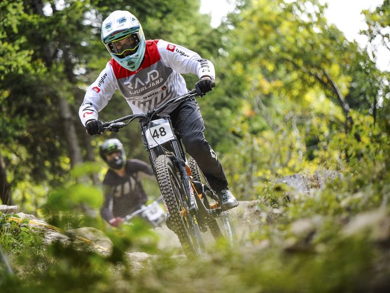 Downhill-Rennen im Wald von Cerkno in Slowenien