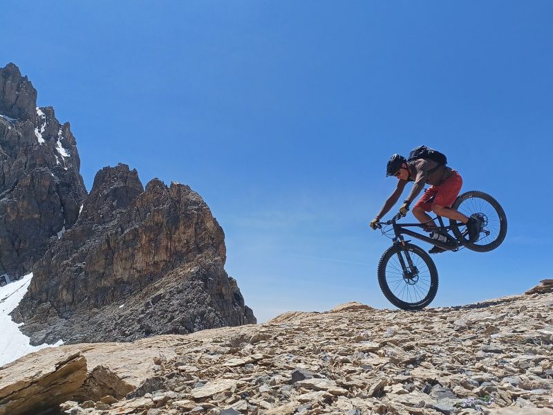 Mountainbiker im Geröll unter dem Brec de Chambeyron