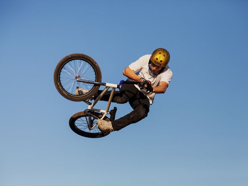 Dirtjumper mit Trick in der Luft vor blauem Himmel in Kirrweiler (Pfalz)