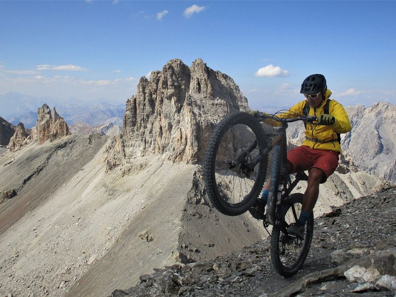 Mountainbiker am Gipfel der Mortice zwischen Felstürmen